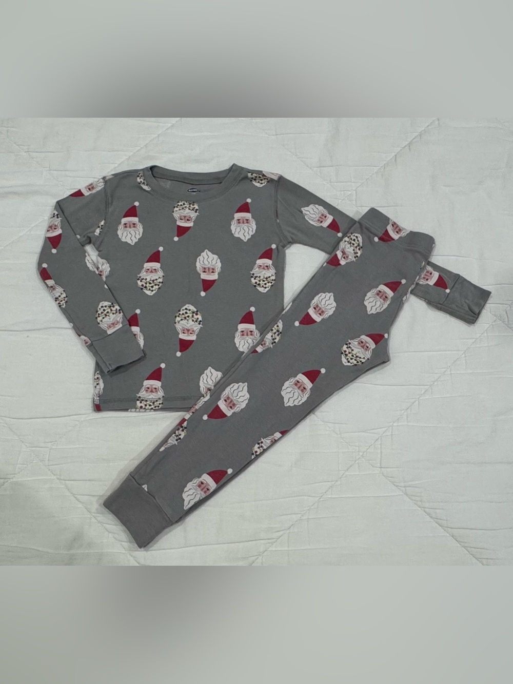 Old Navy Kids Size Small (6) Gray Christmas Pajama Set Santa